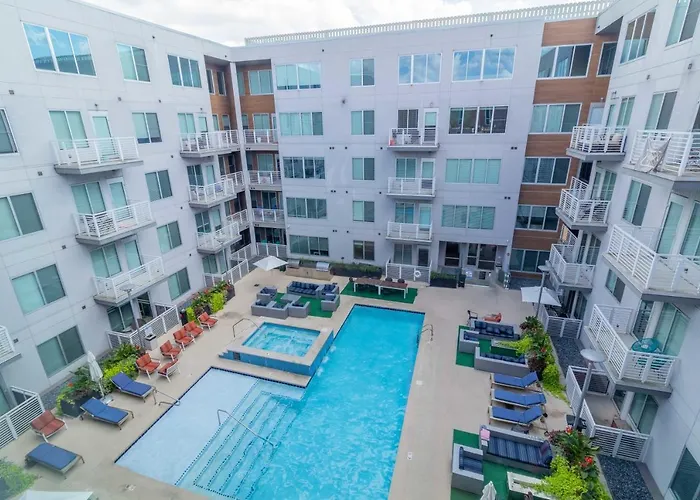 Luxury Lofted 1 Bed Unit With Hot Tub And Pool Apartment