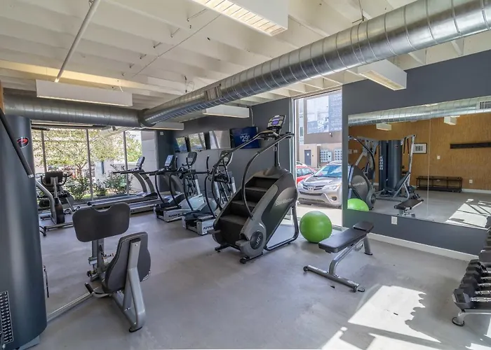 Apartment Luxury Lofted 1 Bed Unit With Hot Tub And Pool